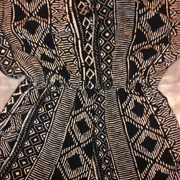 Aztec print romper with pockets and keyhole back - Picture 8 of 8